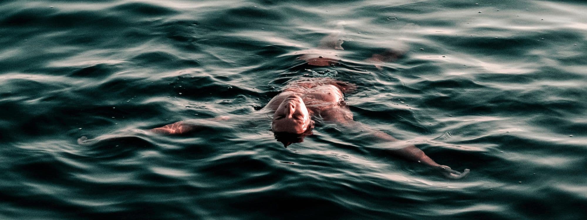 Mann%20l%C3%A4sst%20sich%20im%20Wasser%20treiben.