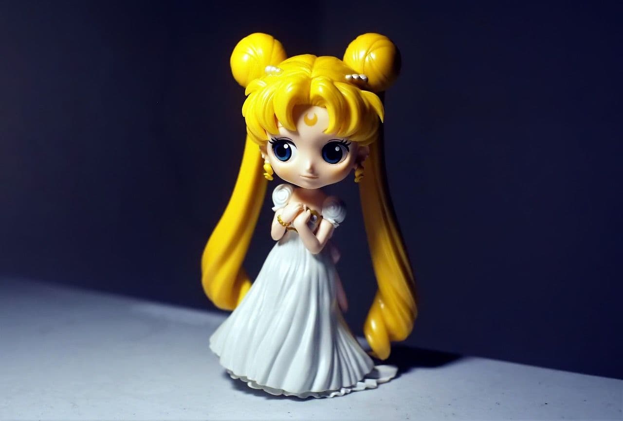 Anime-Figur%20mit%20langen,%20blonden%20Haaren