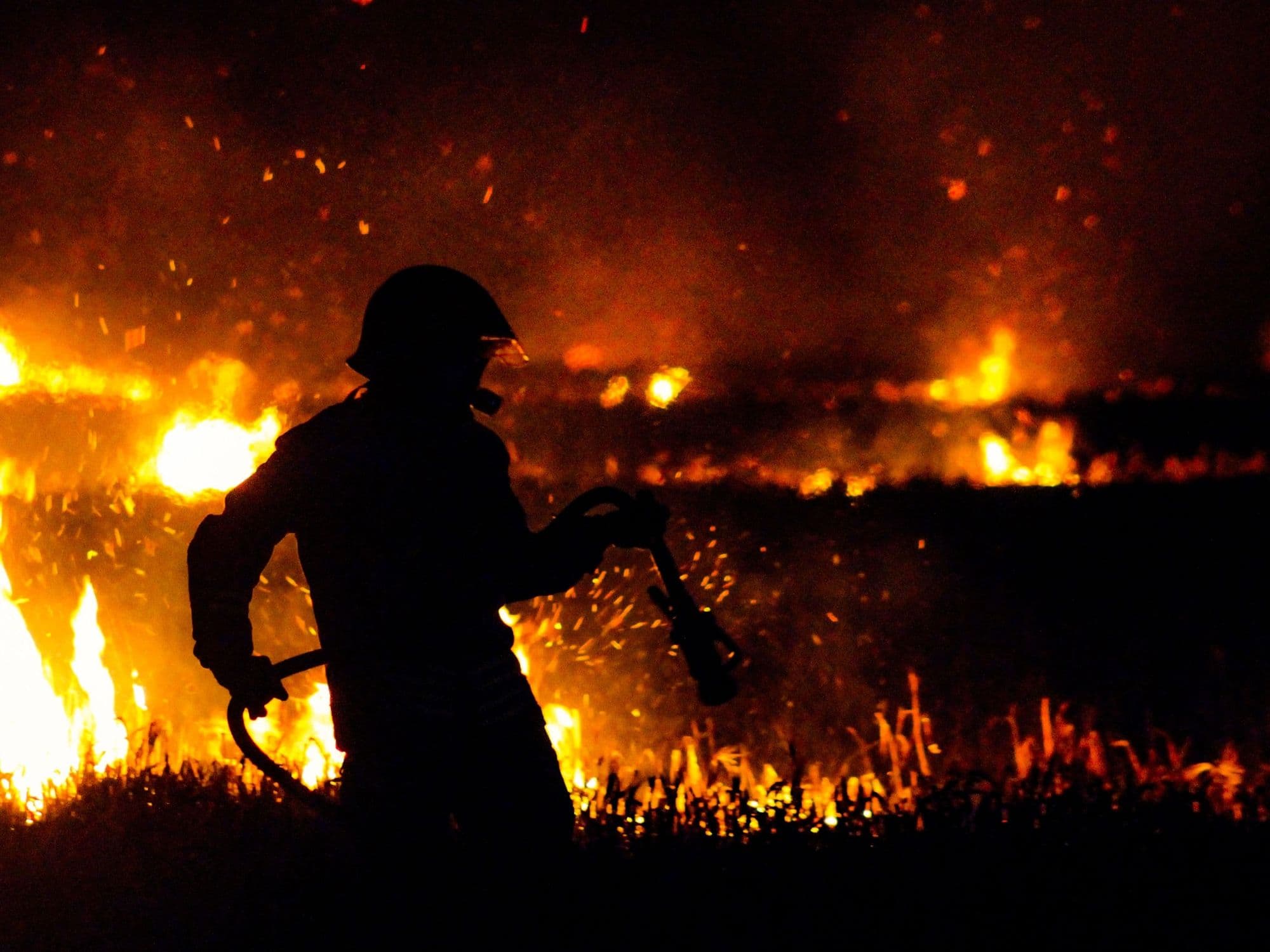 Feuerwehrmann%20in%20Ausr%C3%BCstung%20vor%20Feuer