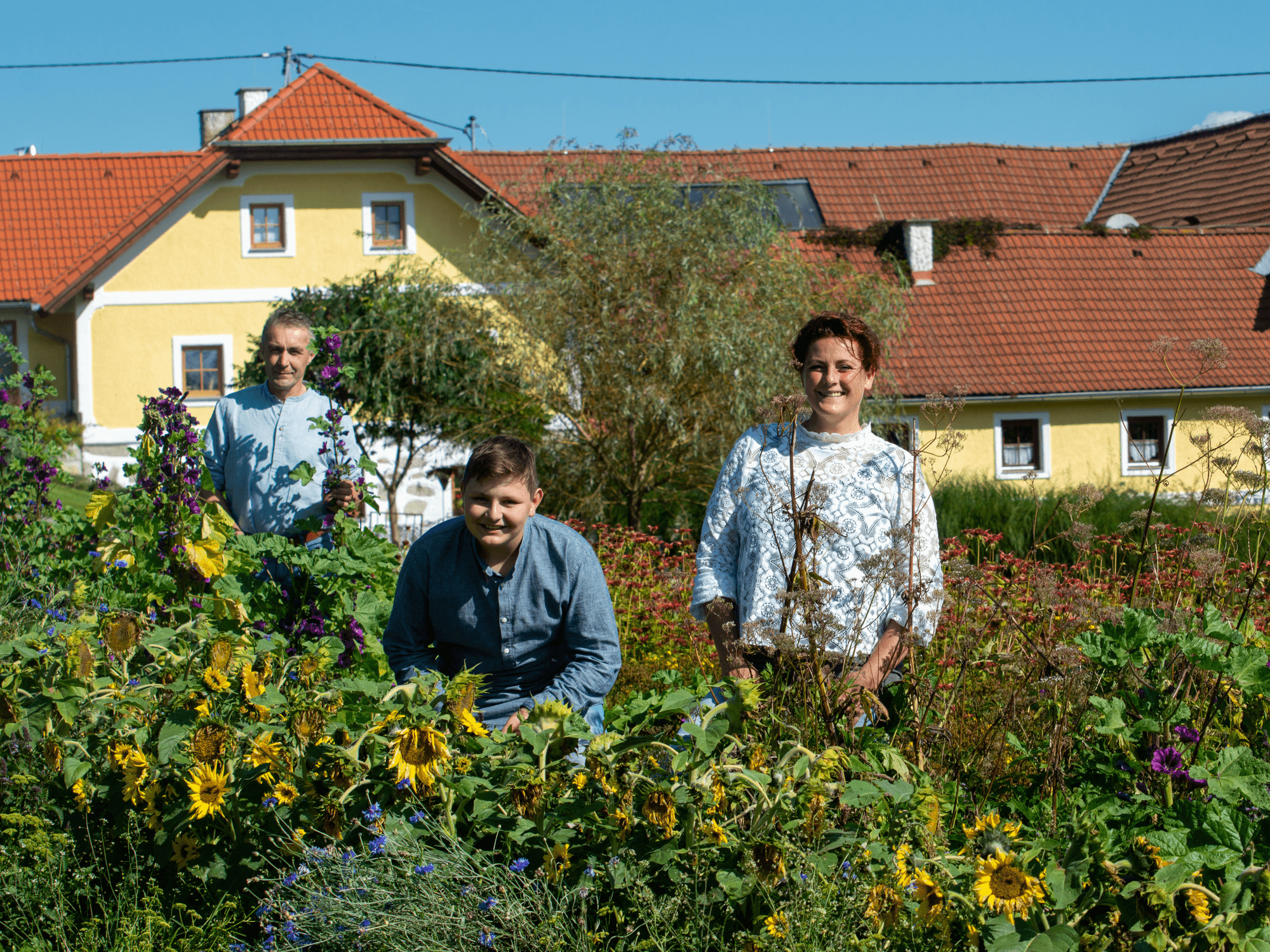Franziska,%20Leopold%20und%20Jungbauer%20Flo%20vor%20ihrem%20schmucken%20Biberhof