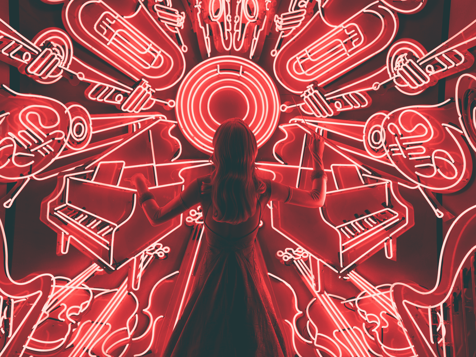 Frau%20vor%20Musikinstrumenten%20aus%20Neonr%C3%B6hren