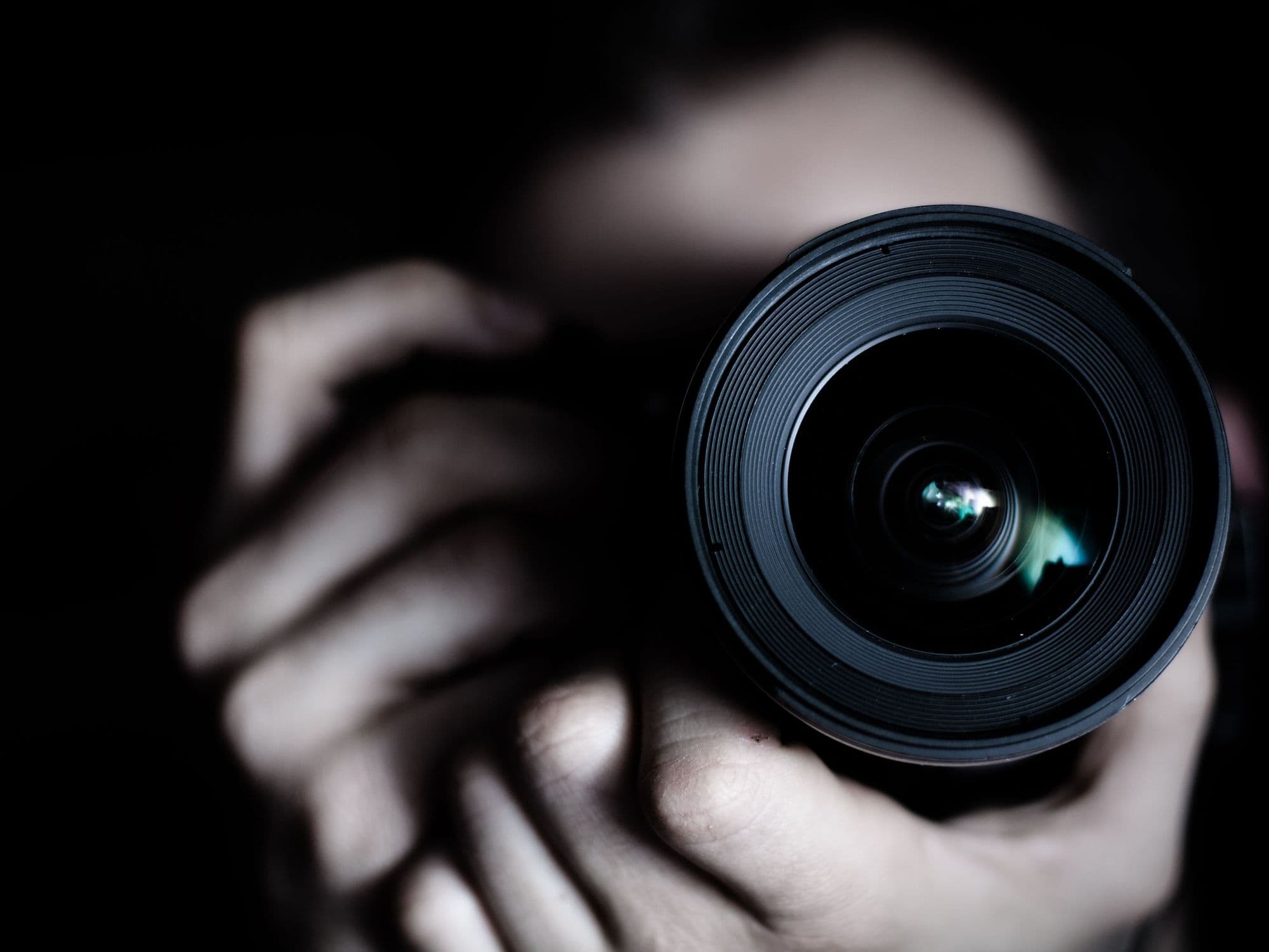 Fotograf%20h%C3%A4lt%20Kamera