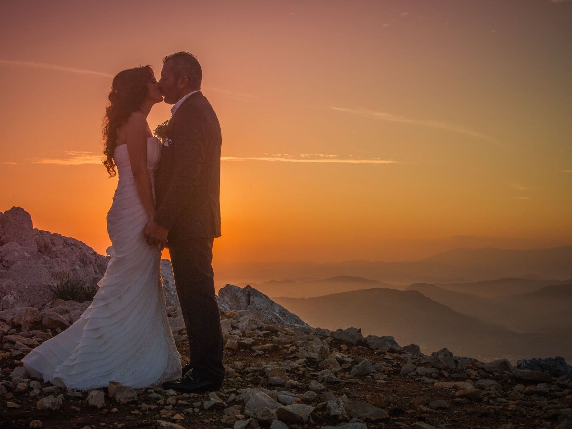 Hochzeitspaar%20k%C3%BCsst%20sich%20im%20Sonnuntergang