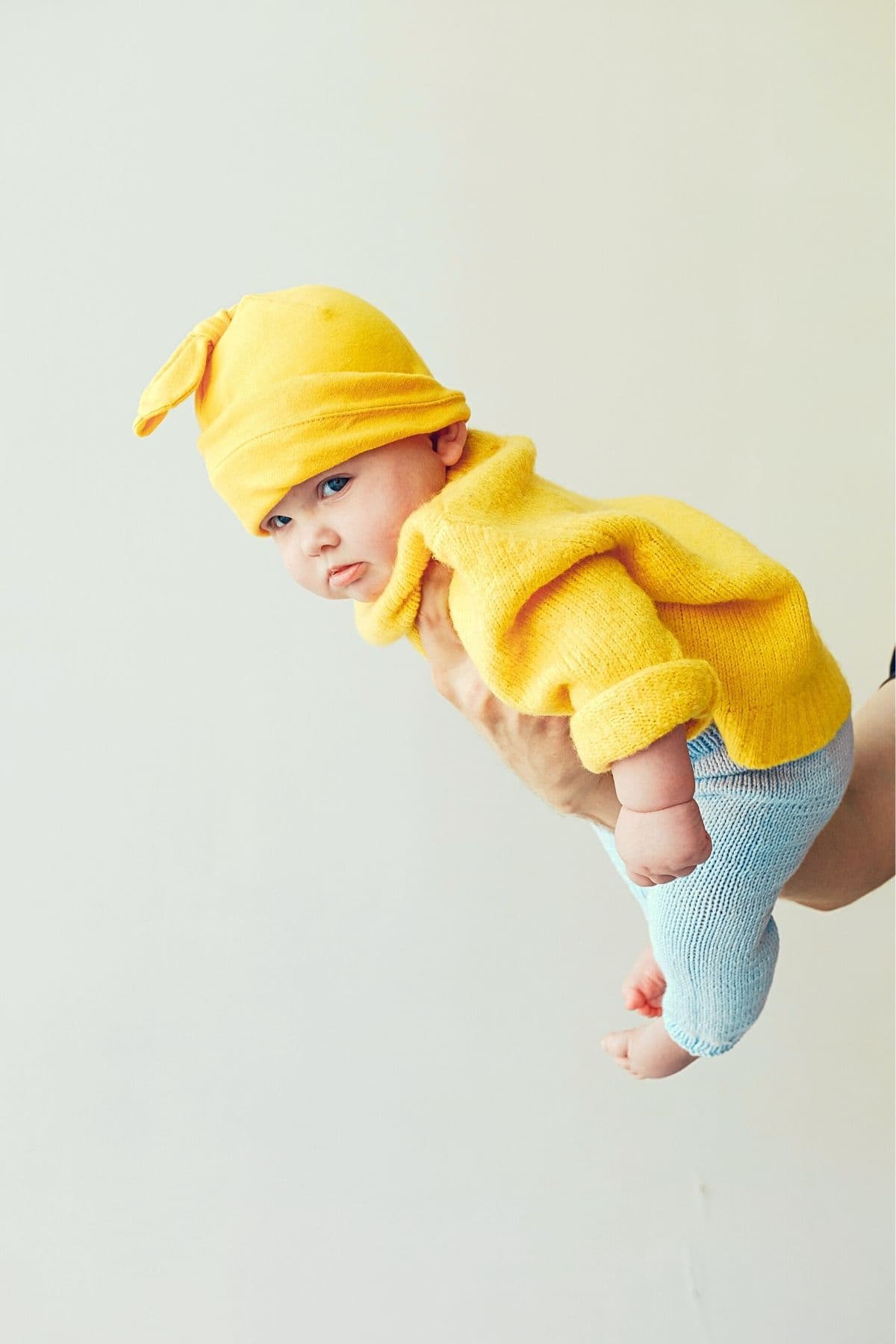 Baby%20schaut%20streng%20in%20die%20Kamera