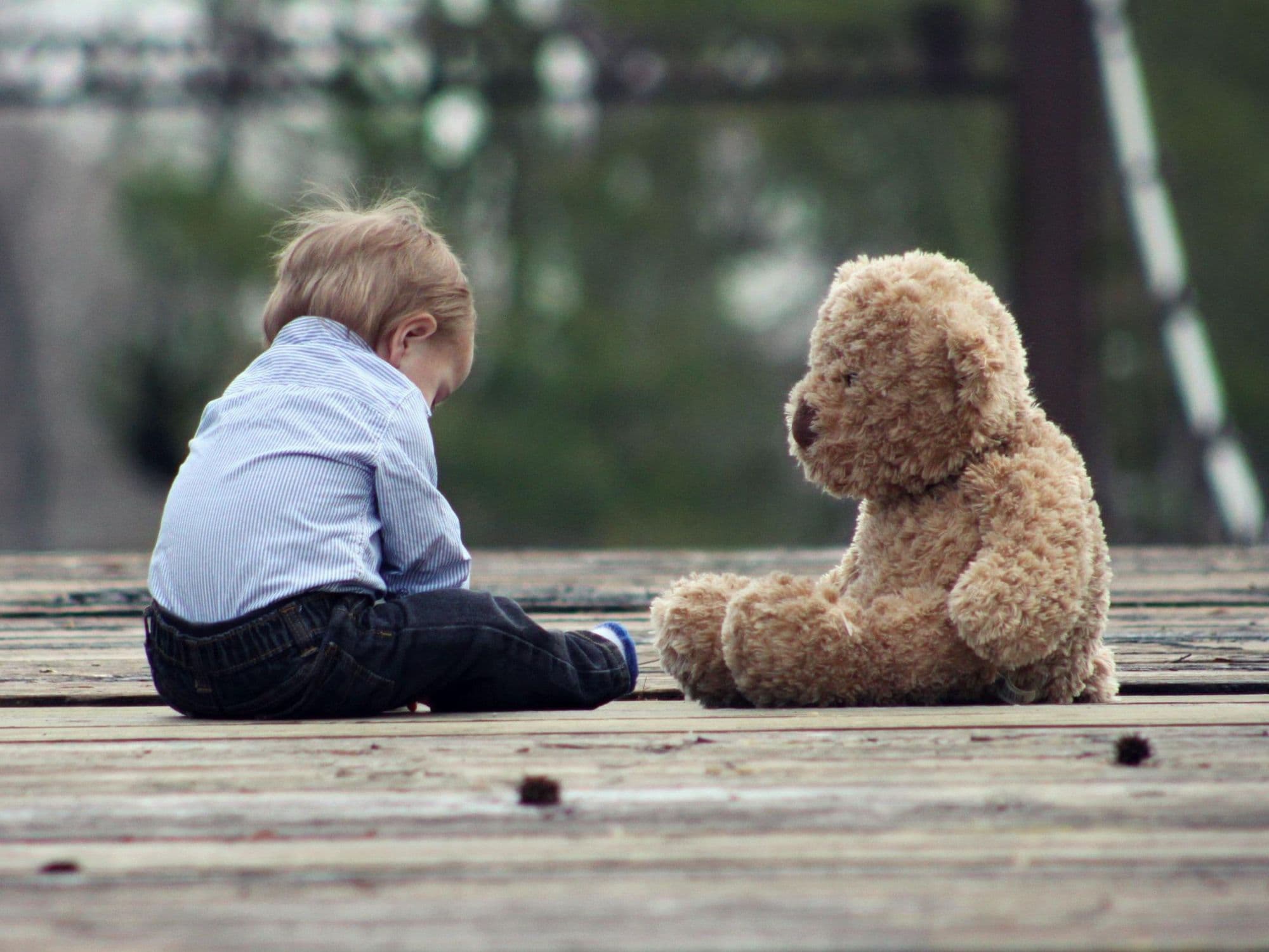 Kleiner%20Junge%20mit%20Teddy%20Bear