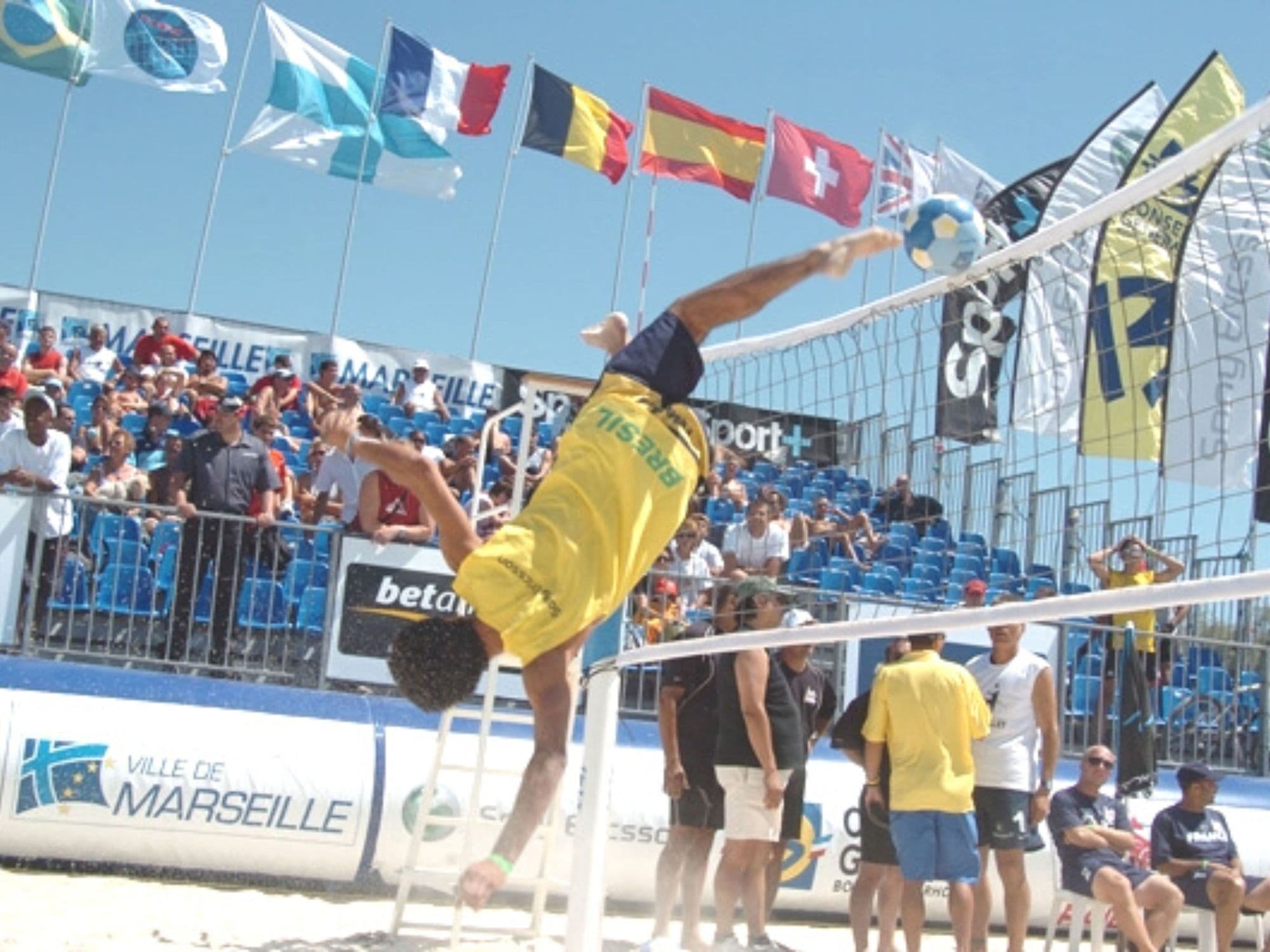 Ein%20brasilianischer%20Footvolley-Spieler%20mitten%20im%20Sprung.