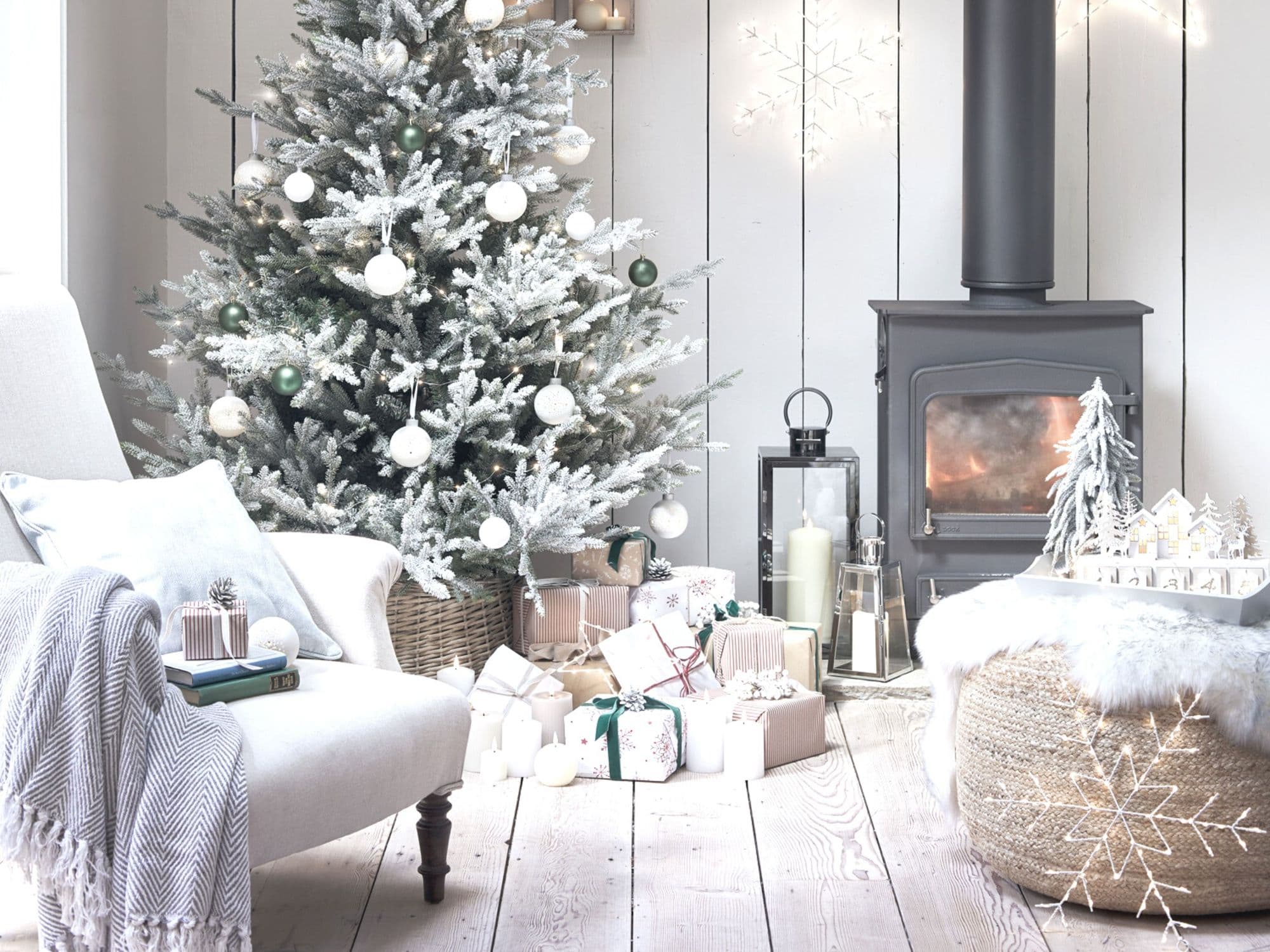 Wei%C3%9Fer%20Raum%20mit%20Weihnachtsbaum%20und%20Geschenken