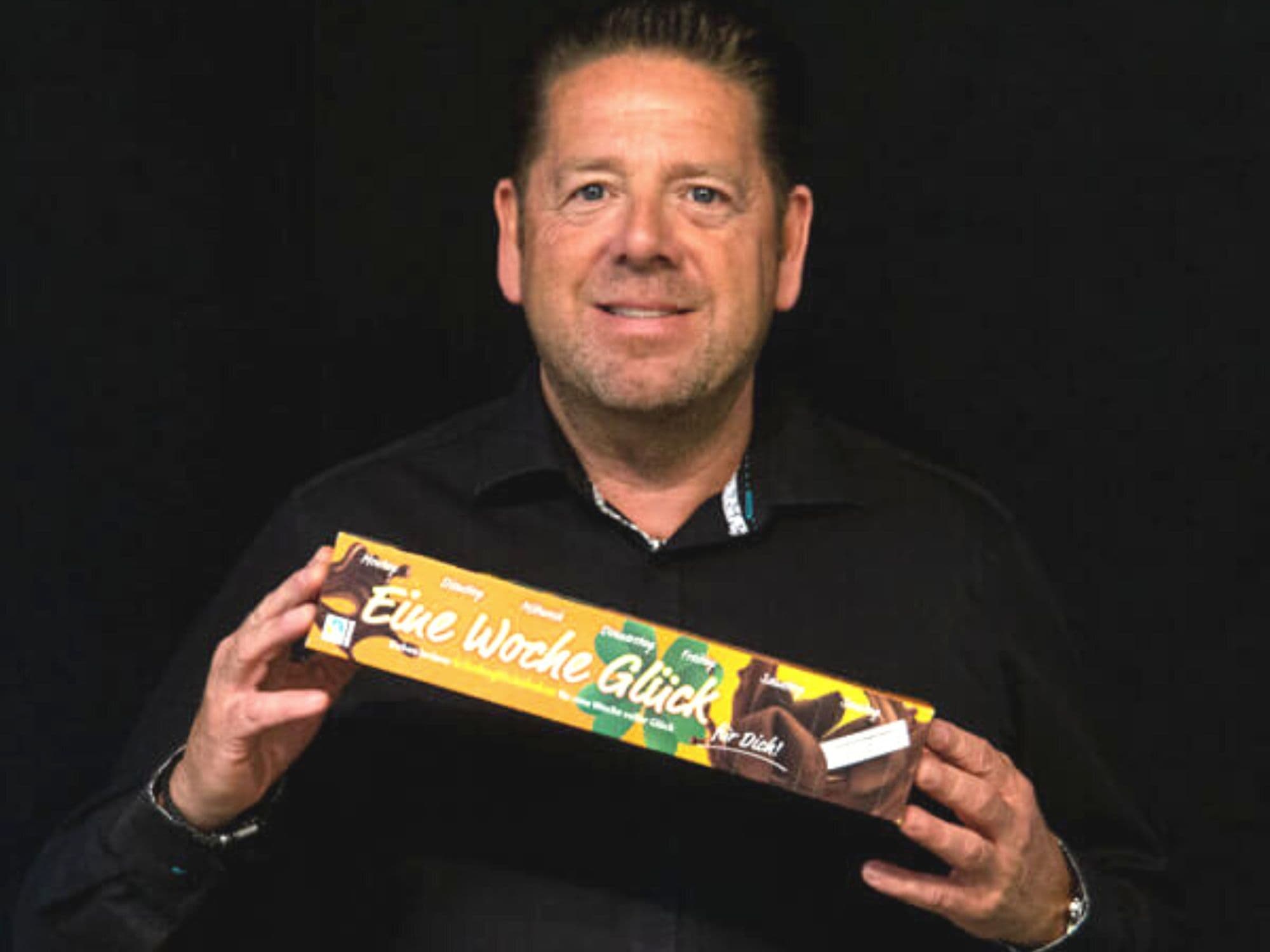 Happykeks%20Erfinder%20Michael%20Rohrdrommel%20mit%20einer%20Packung%20seiner%20Kekse