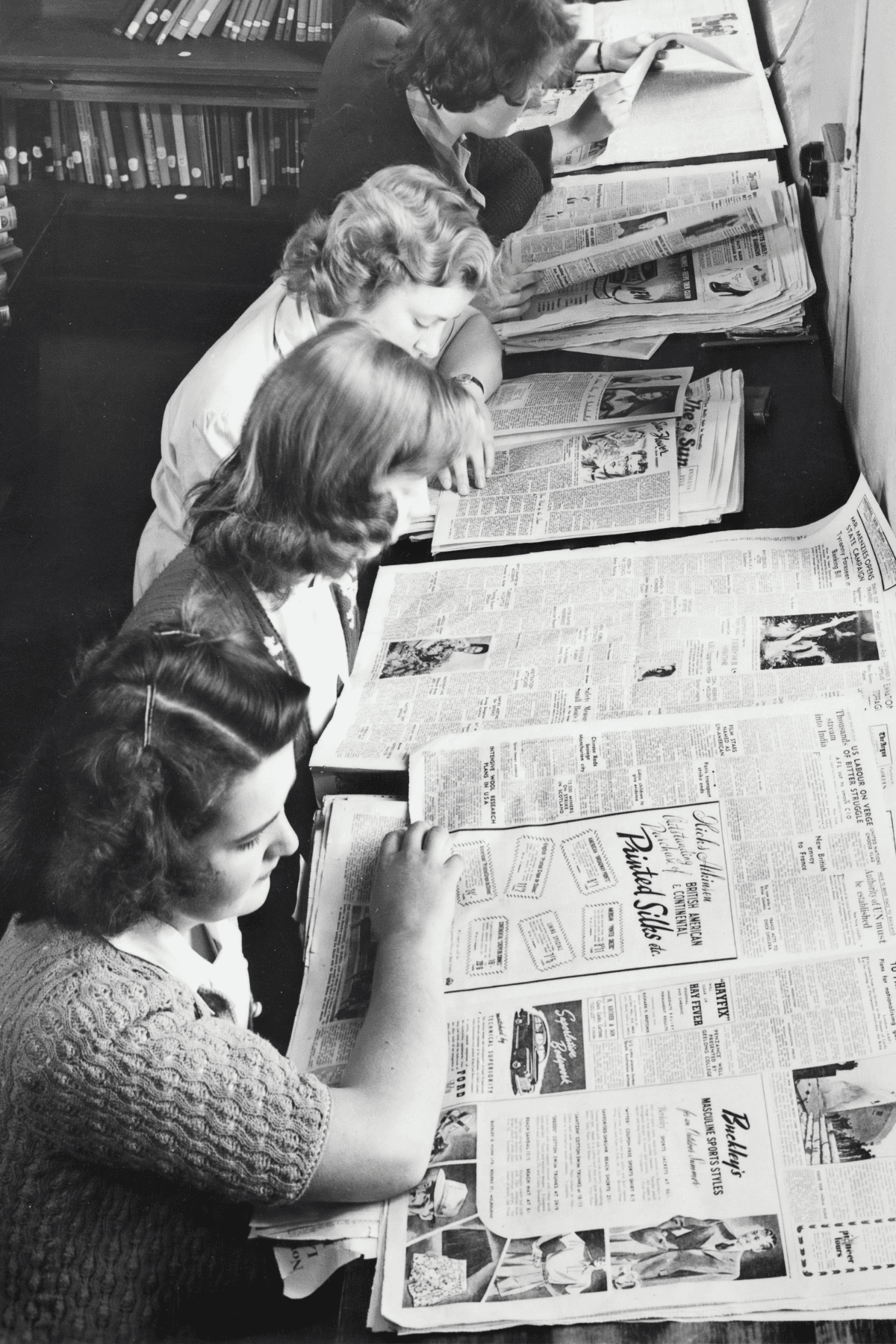 Frauen%20lesen%20Zeitung%20mit%20Werbungen