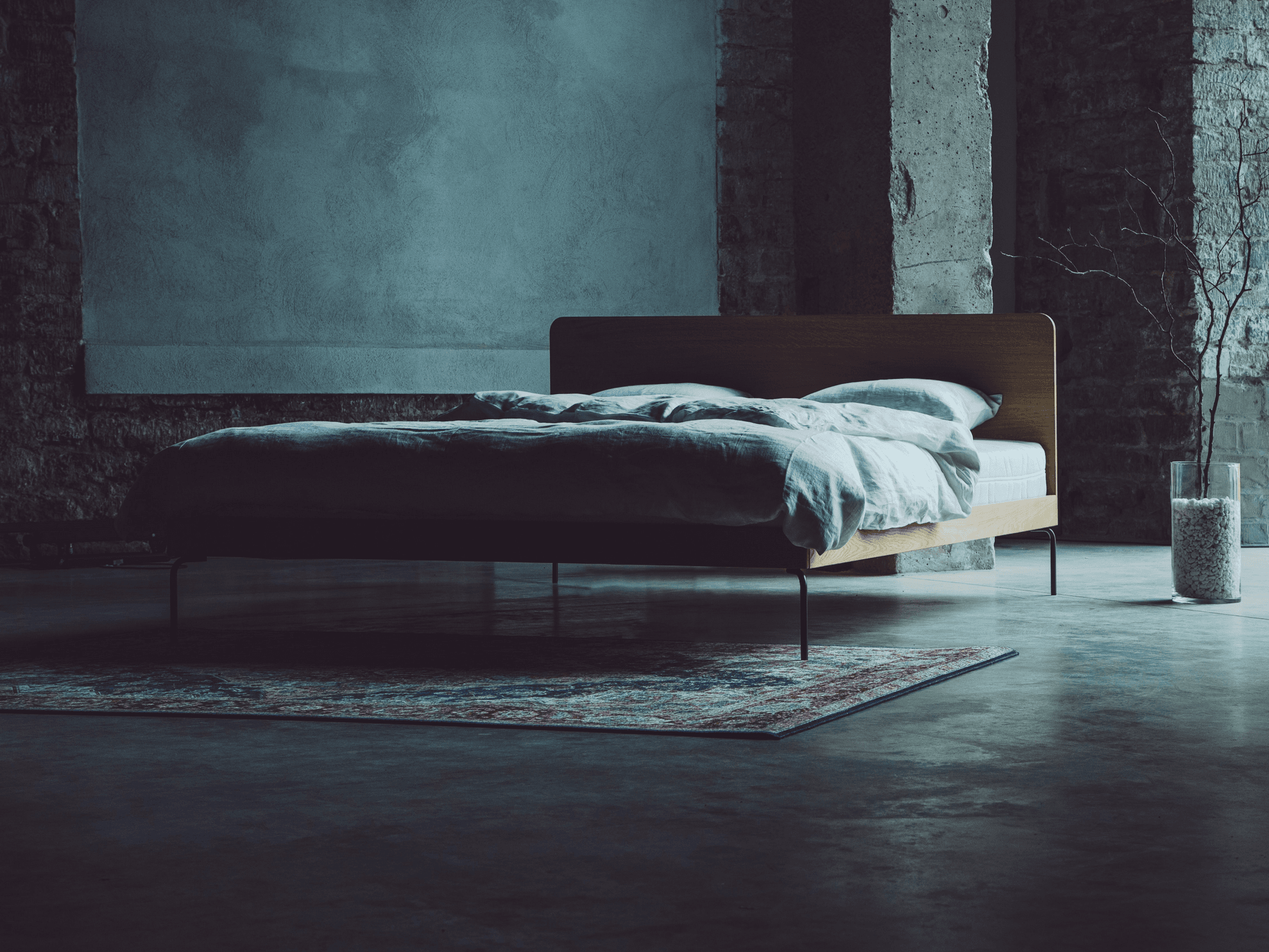 Modernes%20Bett%20in%20dunklem%20Raum