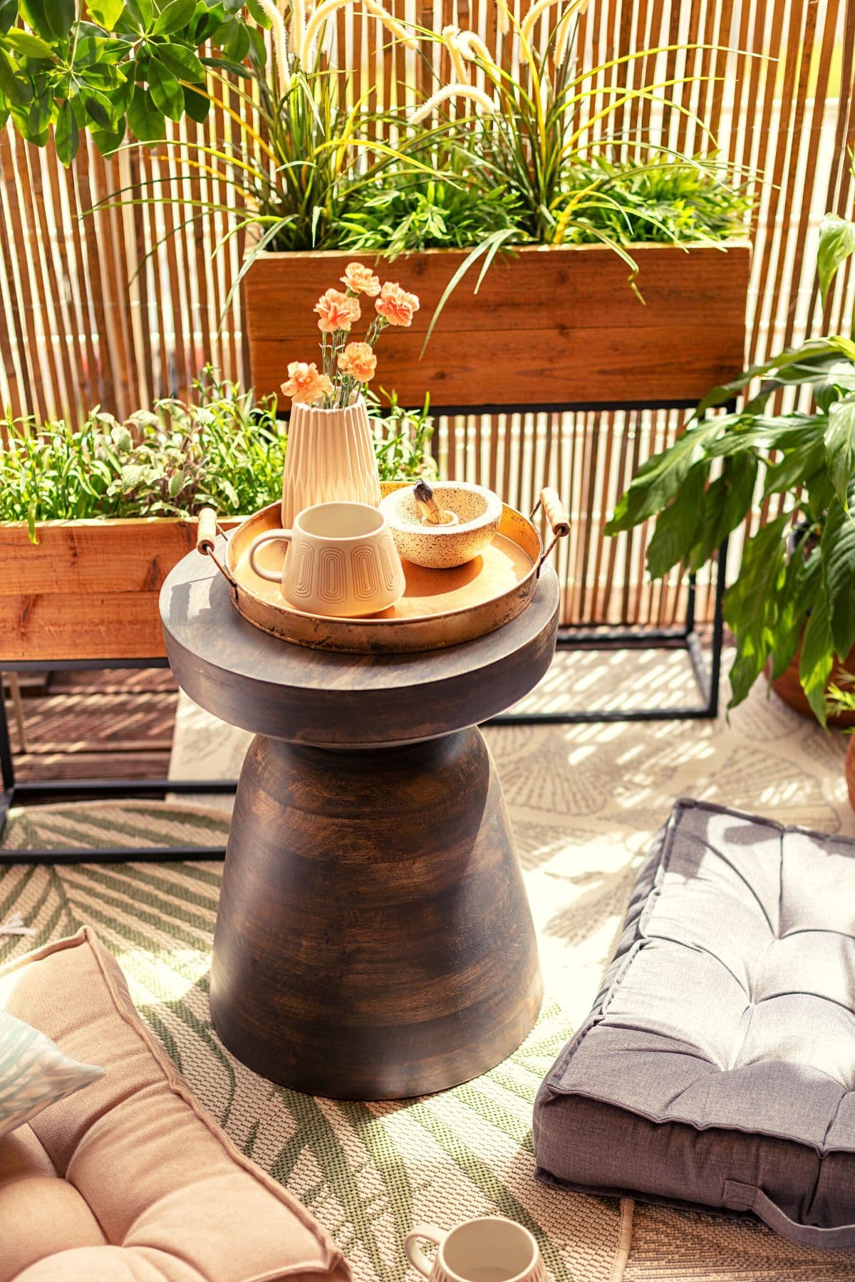 Balkon%20mit%20Holztisch%20und%20Sitzkissen
